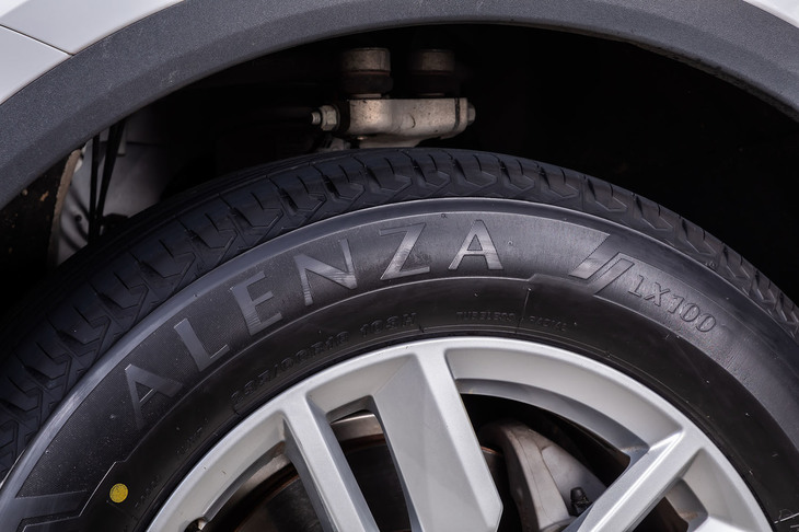 「アレンザ」というブランド名は、「向かう」という意味を持つラテン語の造語“AL”と、「エレガンス」という英語の造語“ENZA”を組み合わせたもの。ブリヂストンは、今後オンロードSUV向けタイヤをアレンザに統一していくという。