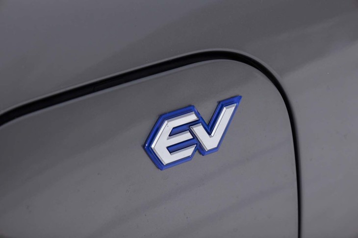 給電口などにはポップなスタイルの「EV」バッジが貼られている。