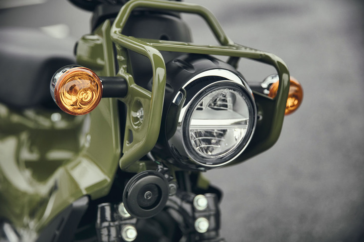 ヘッドランプはLED式。周囲のスチールフレームは、荷物の積載にも活用できる。