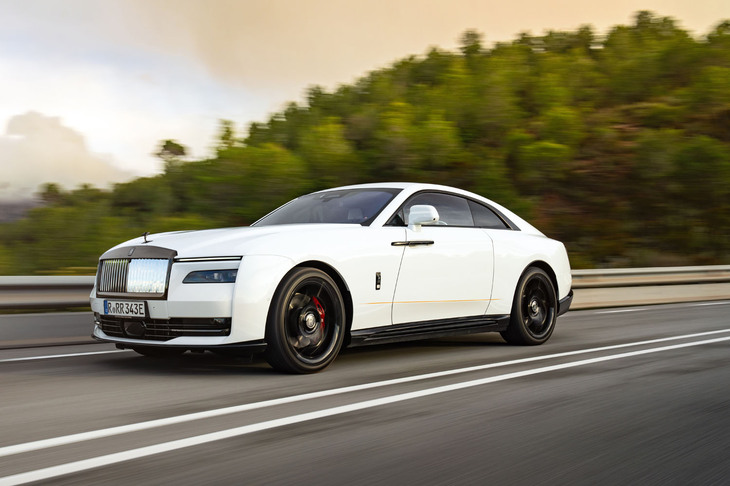 英国のラグジュアリーブランド、ロールス・ロイスの電動クーペ「スペクター」に、内外装の特別仕立てに加え、走行性能も大幅に強化した“ブラックバッジ仕様”が登場。その実力を、スペイン・バルセロナで試しました。（photo：Rolls-Royce）