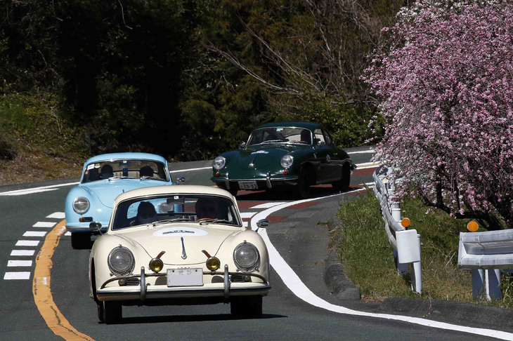 1963年に開かれた第1回日本グランプリの国内スポーツカー 1300～2500ccに出走、9位で完走した戦績を持つ1958年「ポルシェ356A」を先頭に3台の356が連なって行く。