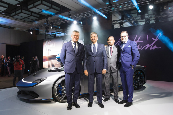 ピニンファリーナの電動ハイパーカー「バティスタ」は2019年のジュネーブモーターショーで発表された。写真左が兄アンドレアの急逝を受けて2008年8月に同社の会長職に就いたパオロ・ピニンファリーナ氏（1958-2024）。