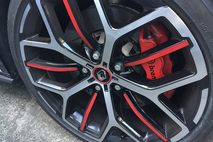 ルノー・スポールのエンジニアは、「メガーヌR.S.トロフィー」のセッティングを行うために、首都高を走り込んだという。19インチのアルミホイールは「TROPHY」と名付けられた専用品で、「ブリヂストン・ポテンザS001」タイヤを組み合わせていた。