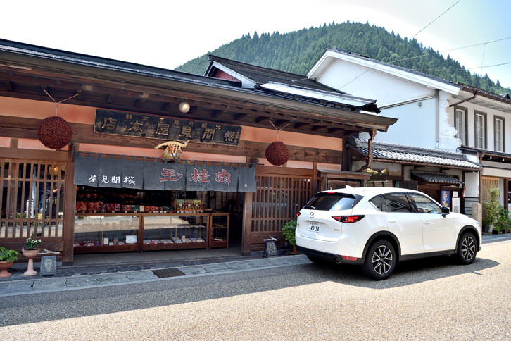 肉桂とはニッキのこと。肉桂玉（ニッキあめ）は郡上八幡の定番のお土産。
