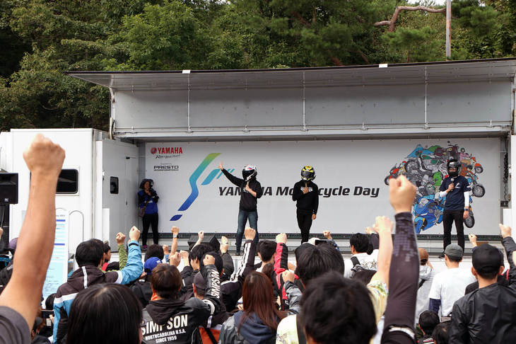 トークショーのゲストは、ツーリング動画などバイクに関する動画を『YouTube』にアップして人気を集めているYouTuberの「RAMPAGE MONKEY」が招かれた。じゃんけん大会も実施され、その賞品は、なんと10月に開催されるMotoGP日本グランプリの観戦チケット。20組40名とプレゼント数も多かったため、大いに盛り上がりを見せた。