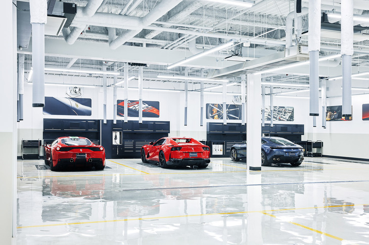 サービスワークベイを13台分、点検整備修理のための預かり車両およびプレオウンドの保管用として46台以上を収容できるスペースを確保している。