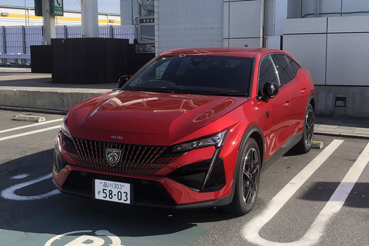 ボディーカラーが派手な赤（正式名称は「エリクサー・レッド」で、8万2500円の有償色）の「408 GT」は抜群に目立つ。隣家の修繕にきた職人さんは「すごいですね。レクサスかと思いました」と、カーマニア的に微妙な褒め言葉を発した。とにかく、注目されるデザインであることは間違いない。