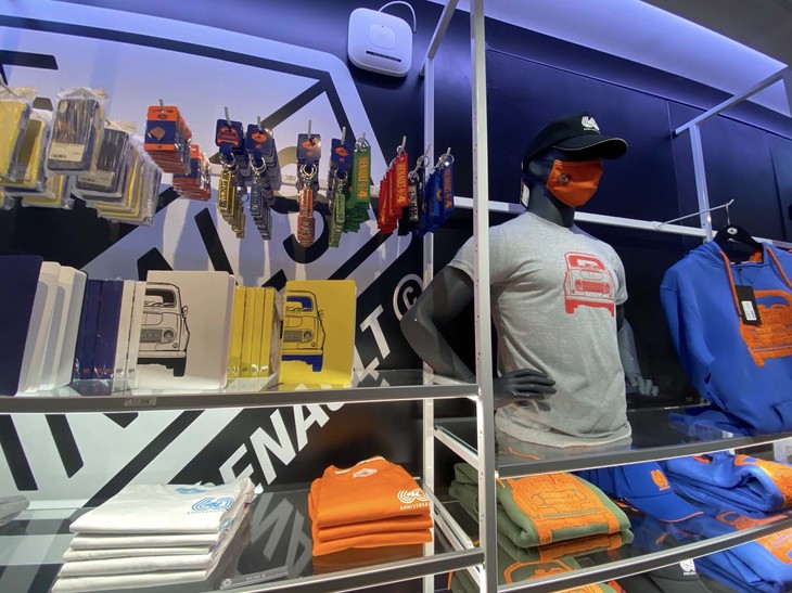 グッズ販売コーナー。気がつけば2021年に60周年を迎えた「ルノー4」が主役だ。