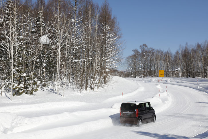 ビスカスカップリング式4WDシステムは、普段の生活によくある場面で、駆動力を安全に確保できるシステムという印象を得た。