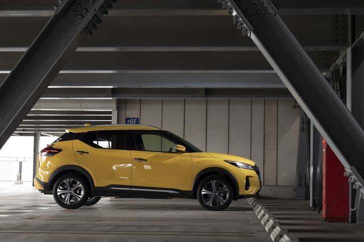 ボディーサイズは全長×全幅×全高＝4290×1760×1610mm。車台を共有する「ノート」よりも全方向にひと回り大きい。ホイールベースはノート比で＋20mmの2620mm。