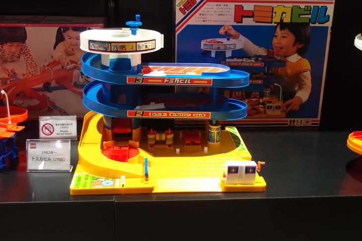 2代目「トミカビル」は1982年発売。パッケージのイメージが時代を感じさせる。
