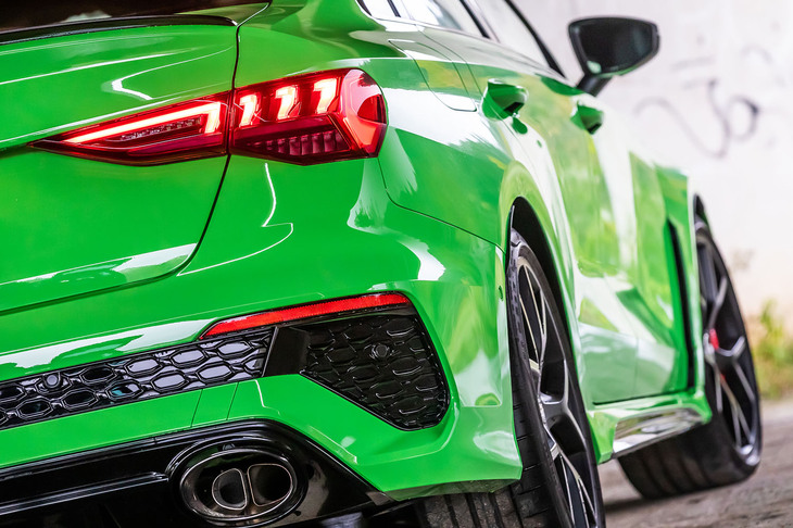 「RS 3セダン」のサイドビュー。大きく張り出したフロントフェンダーやその後方に備わるエアアウトレットなど、ワイドなタイヤを収めるためのボリュームあるユニークな造形が目を引く。