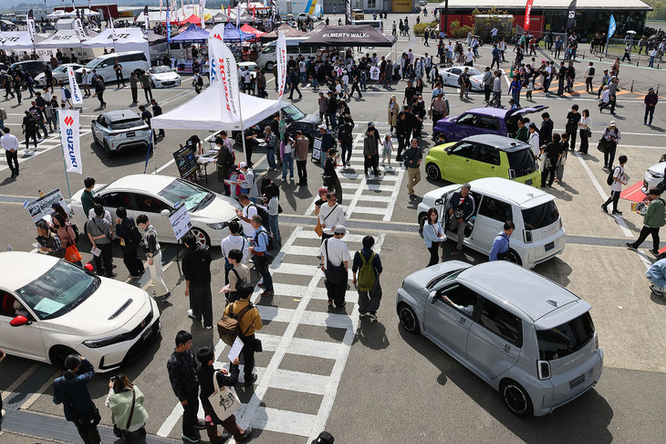 会場に並べられた“現代の車両”も、自動車ファンには魅力的なものばかりだ。写真はホンダの展示ブースで、未発売の新型スポーツEV「スーパーONE」が4台も展示された。