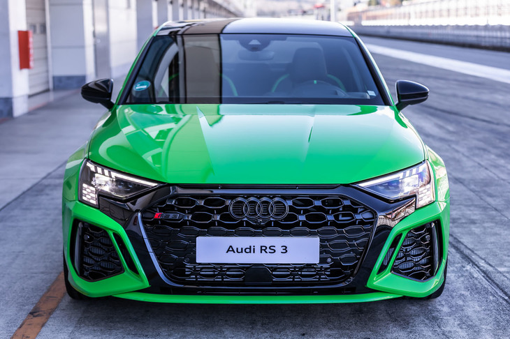 光沢のあるブラックのハニカムグリルを備えた「シングルフレームグリル」とワイドな「RSバンパー」を採用。大きく張り出したフロントフェンダーの形状が正面からも確認できる。