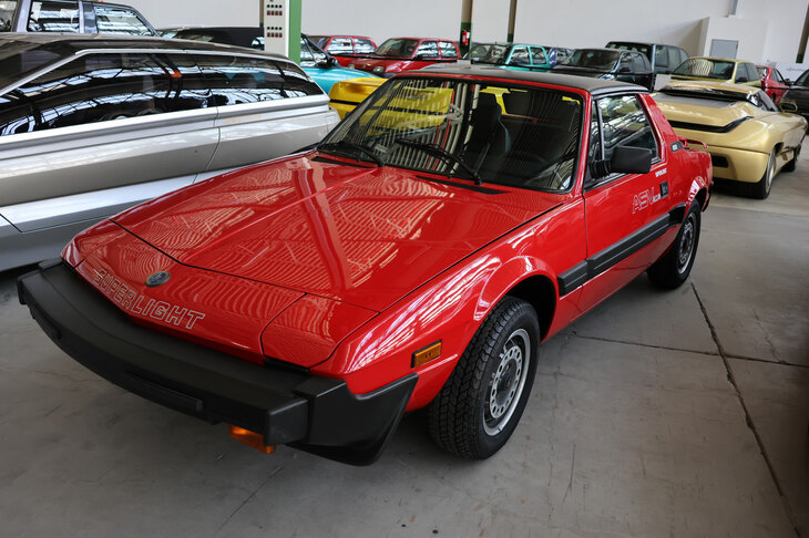 「ベルトーネX1/9スーパーライト」1985年コンセプト。フィアットから「X1/9」の生産を引き継ぐ際に試作された。カナダ企業の協力のもと、車体パネルをアルミニウム化。既存モデルより30％以上の軽量化を実現した。しかし5台が製作されたにとどまり、ベルトーネによる量産型は従来どおり鉄製となった。