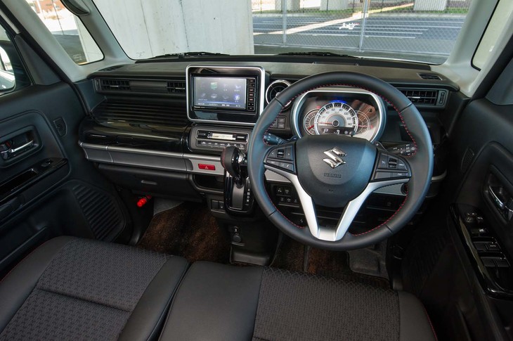 フロントガラスを立てた外装デザインとの兼ね合いで、新型ではダッシュボードの奥行きが深くなった。フロントシートに座ると、おでこの前に広大なスペースが広がる。