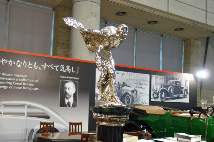 WAKUI MUSEUMのブースに飾られた巨大な「フライングレディ」。