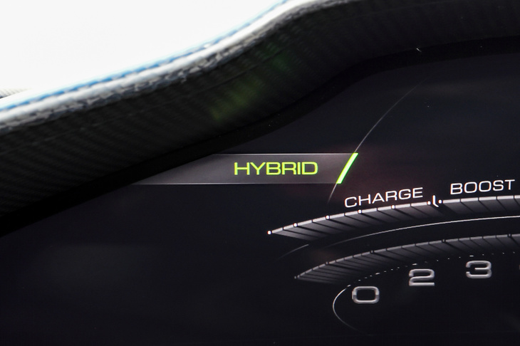 電動パワートレインの制御モードは「Qualify」「Performance」「Hybrid」「eDrive」の4種類。eDriveは他車で言うところのEVモードで、電気だけで走れる上限速度は135km/hとなっている。