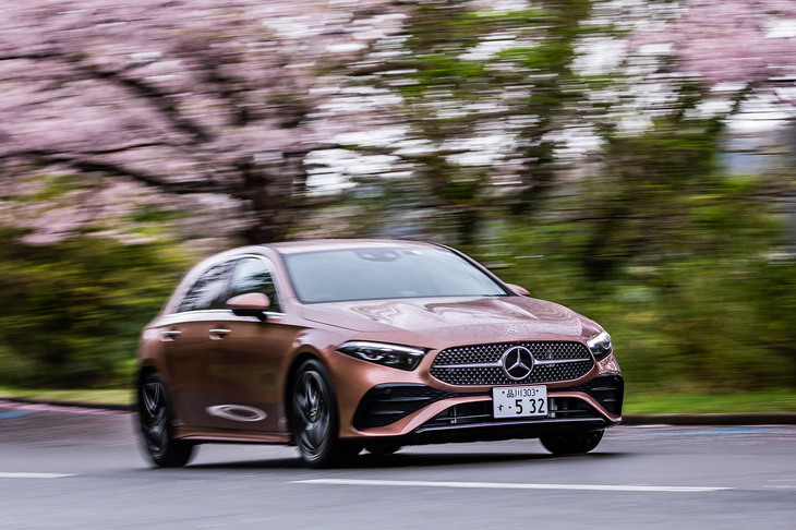 サスペンションは従来型と変わらず、「A180」ではフロント：マクファーソンストラット式、リア：トーションビーム式を採用。「AMGラインパッケージ」装着車には、標準より地上高を15mm低めた「ローワードコンフォートサスペンション」が組み込まれる。