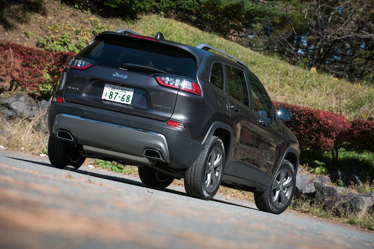 リアまわりの変更点は少ないが、フロントも含めてランプ類はすべてLED化されている。凹凸のない、のっぺりとしたデザインのアンダーガードが面白い。