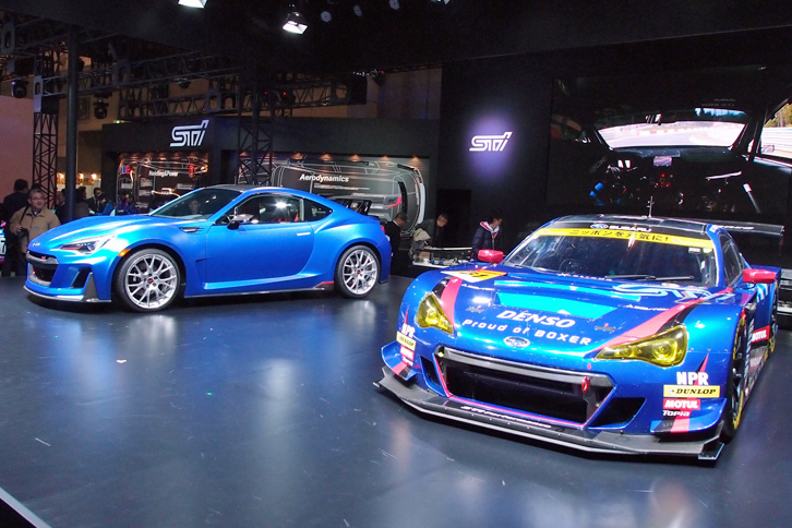 STI Performance Concept（左）と、BRZ GT300 2016（右）。