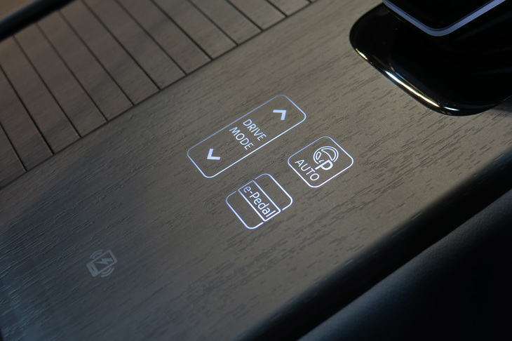 センターコンソールに配されたドライブモードセレクター。……見た目はスマートだが、使っているうちにテカテカになってしまわないか、ちょっと不安。