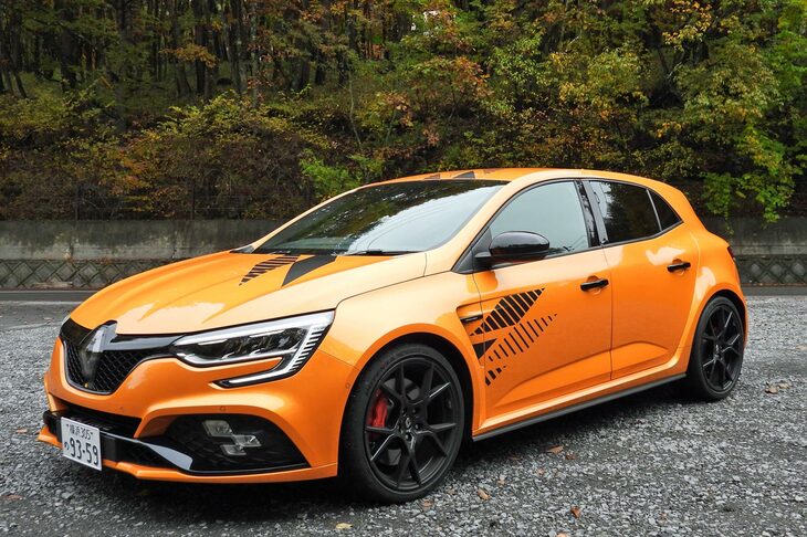 ビーナスラインのどこかの駐車場にて。「ルノー・メガーヌR.S.ウルティム」は、メガーヌIV R.S.の終売に合わせて設定された、全世界1976台限定のファイナルモデルだ。