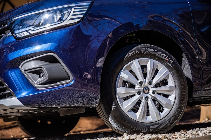 「インテンス」グレードにはスチールホイールとフルホイールキャップが標準で装備される。今回の試乗車は205/60R16サイズの「コンチネンタル・エココンタクト6」タイヤが組み合わされていた。