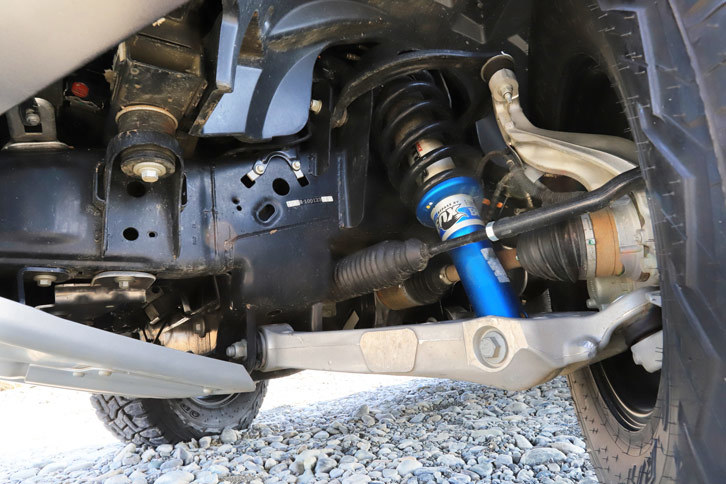 足まわりは前が独立懸架、後ろがリジッドアクスルの組み合わせ。フロントサスペンションはアルミ製のロワアームを用いたダブルウイッシュボーン式となっている。