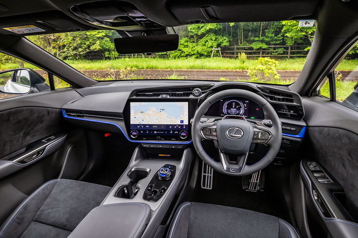 インテリアデザインは基本的にベースとなった「RZ450e“バージョンL”」に準じたものだが、ブラックとブルーの専用カラーと、ブルーステッチでスポーティーにコーディネートされている。ステアリングホイールには“F SPORT Performance”のエンブレムが備わる。