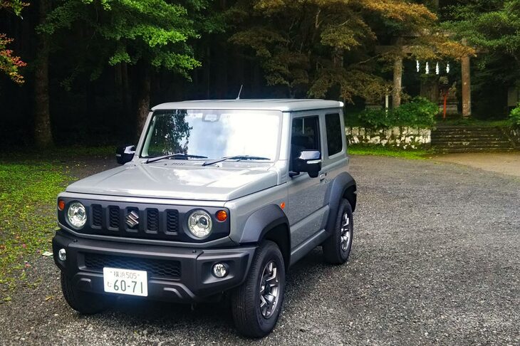 記者が終のクルマと決めているのが「スズキ・ジムニー」。先日「シエラ」のMTに試乗して、ライターの渡辺敏史氏、カメラマンの向後一宏氏ともども「こんなに楽しいとは！」とオドロいた。決して運転が楽なクルマではないけれど、好事家を自認する御仁は、試してみて損はないです。