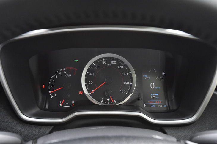 ガソリンエンジン車のメーターパネル。左から、エンジン回転計、速度計、マルチインフォメーションディスプレイが並ぶ。