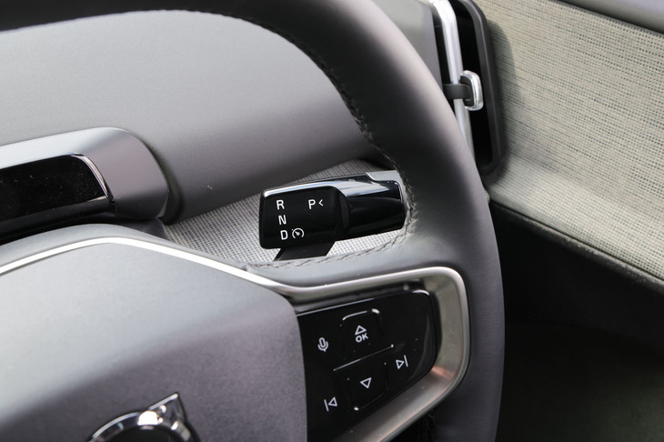 ステアリングコラム右側に、レバータイプのシフトセレクターを配置。レバーを下げるとDレンジに、上げるとRレンジに入る。レバートップのスイッチを押すとPレンジを選択できる。
