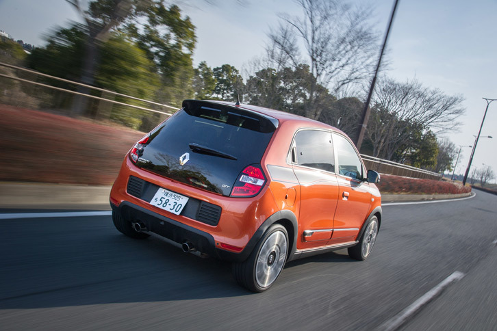 ボディーカラーは2色。テスト車に採用されている「オランジュ ブレイズ メタリック」と、「グリ リュネール メタリック」が用意される。