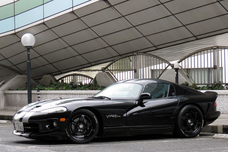 再びの芝浦PAにて一休み中の「バイパー」。特殊なクルマなので、任意保険で節約しようとしてもムダです。