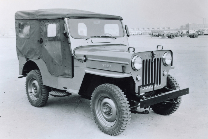 1953年に日本で生産された「三菱ジープ」。フロントグリルに、三菱の“スリーダイヤモンド”と「WILLYS」のロゴが並んで描かれている。
