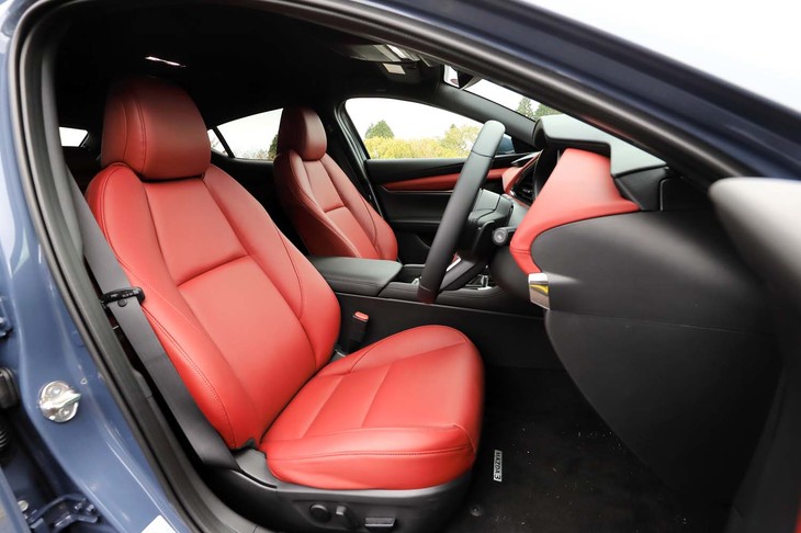 「バーガンディーセレクション」ではシート表皮も上質な赤レザーに。背もたれを起こし気味にすると、マツダの主張する「骨盤をしっかり支える」姿勢で座りやすい。
