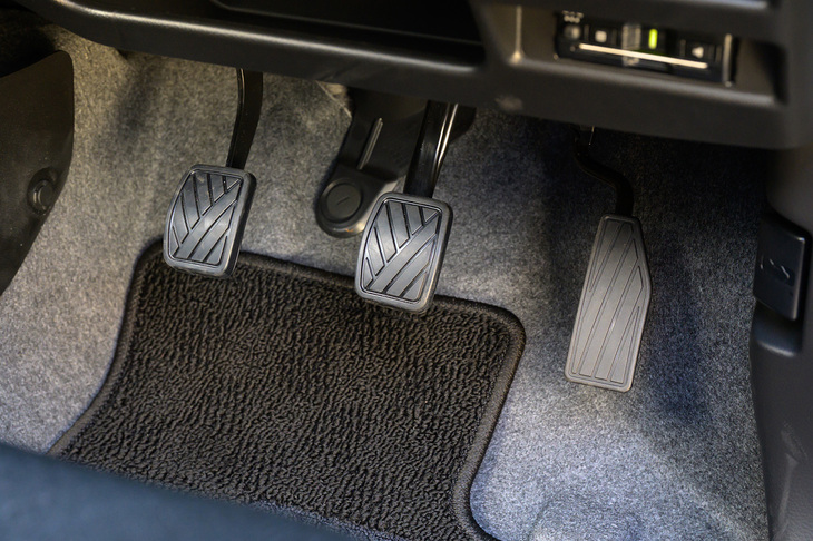 ペダルレイアウトはご覧のとおり。ブレーキとクラッチは全くの同形状のようだ。