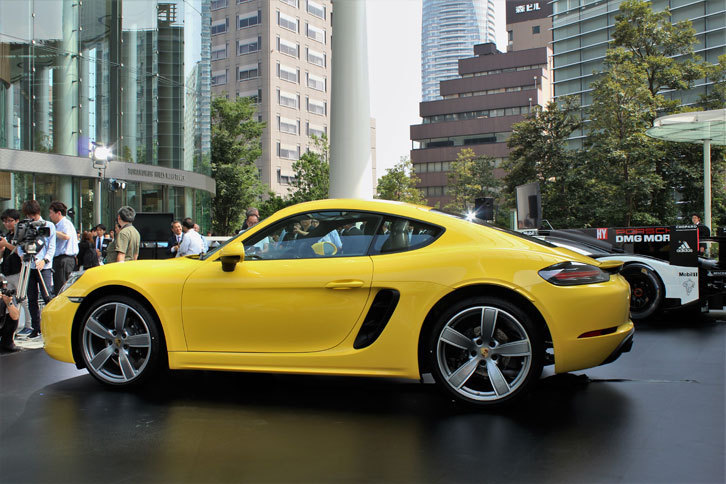 「718ケイマン」のサイドビュー。外観では特にリアまわりが従来モデルから大きく変化している。