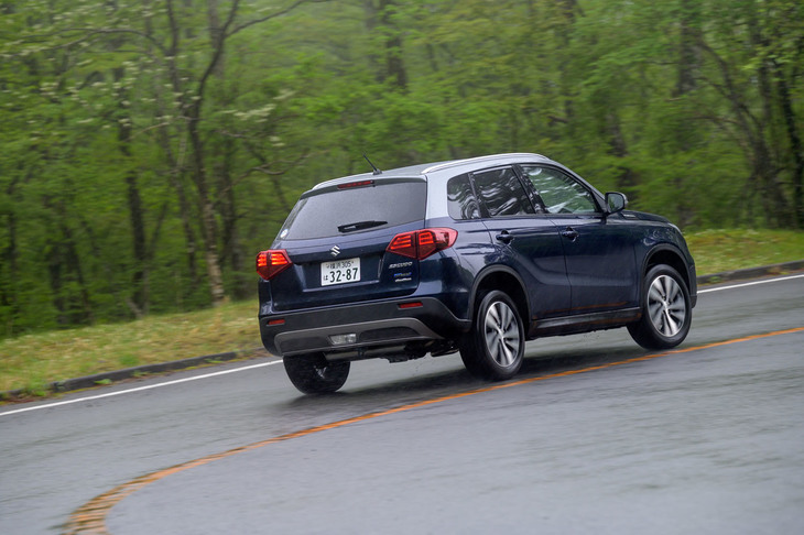 定評のあった、後輪にきっちり駆動力を振り分ける4WD制御や、ワインディングロードでの気持ちのよい身のこなしは健在。ハイブリッドの「エスクード」は、走りでスズキを選ぶファンを納得させる出来栄えのクルマだった。