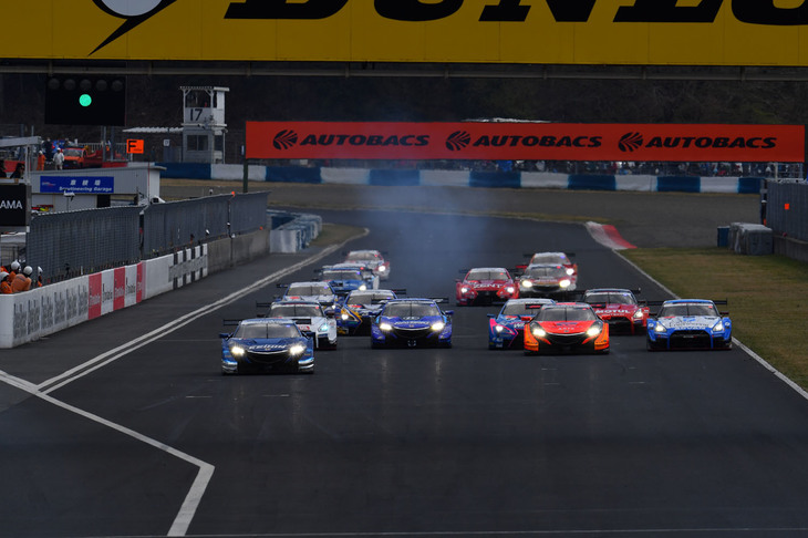 GT500クラスがスタート。手前には、接戦の予選において上位に並んだ「ホンダNSX-GT」の姿が目立つ。