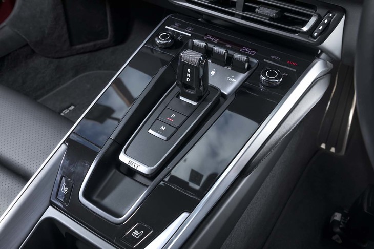 新型「ポルシェ911カレラS」のトランスミッションは、デュアルクラッチ式のATのみ。伝統的なMTは用意されない。