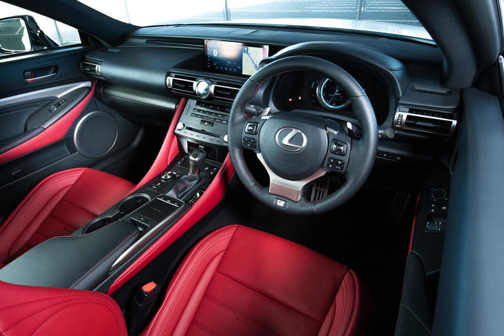 インテリアでは、センターコンソールまわりをニーパッドで挟み込んだデザインが新しい。