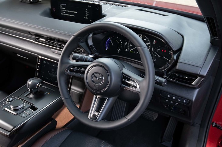 ステアリングホイールには回生ブレーキの強弱を変えられるコンパクトなシフトパドルが備わっている。左のアップ側、右のダウン側ともに2段階の変更が可能。