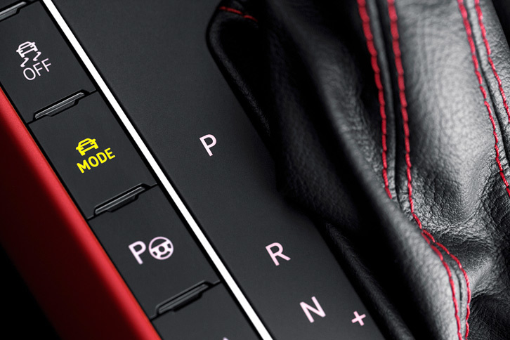 センターコンソールに備わるドライビングプロファイル機能のモード切り替えスイッチ。パワープラントなどの制御に加え、アクティブダンパー装着車ではダンパーの減衰力も切り替わる。