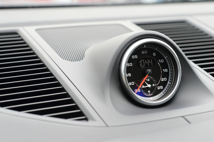 「マカン ターボ パフォーマンス」には、ドライブモードに最もハードな「スポーツ＋」が加えられる「スポーツクロノパッケージ」が標準装備される。写真のストップウオッチもパッケージの一部。