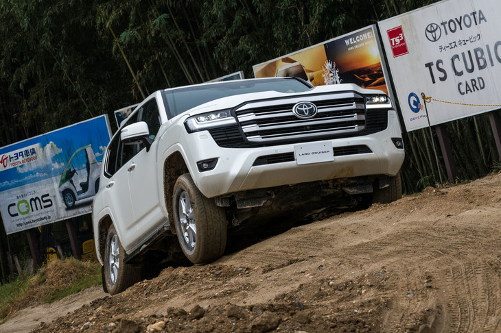 モーグルセクションに臨む「AX」。同車と最廉価モデルの「GX」には「操舵アクチュエーター付きパワーステアリング」が備わらず、ステアリングアシストはコンベンショナルな油圧式となる。