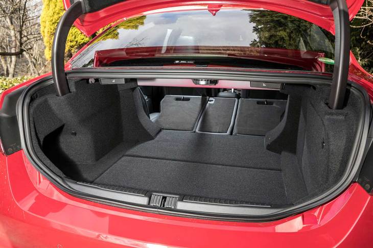 後席の背もたれを倒し、荷室の容量を最大化した様子。フロアは全面フラットにはならない。