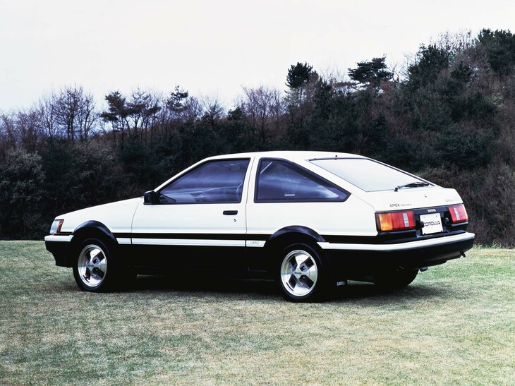 AE86の「GTアペックス」には、3ドアハッチバックのほかに2ドアノッチバックもラインナップされた。ちなみに「GTV」は3ドアのみで、サイドに車名ロゴが添えられた。