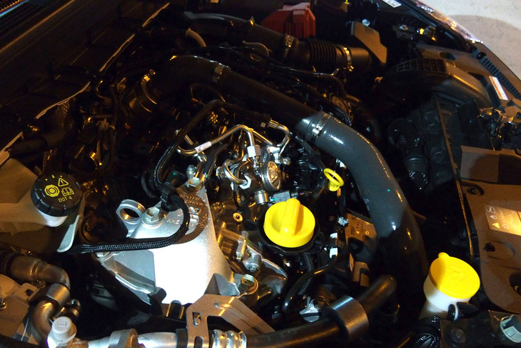 最高出力158PS、最大トルク270N・mの1.3リッター直4ターボエンジンに、同5PS、同19.2N・mのBSGと呼ばれる補助モーターが組み合わされる。トランスミッションは7段DCTで、「アルカナR.S.ラインE-TECHハイブリッド」にはないシフトパドルも備わる。